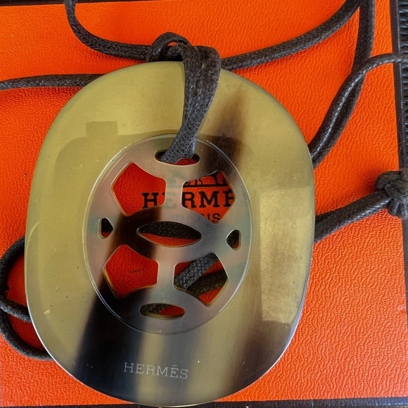 Reversible Hermes Lift Buffalo Horn Necklace - Picture 1 of 12